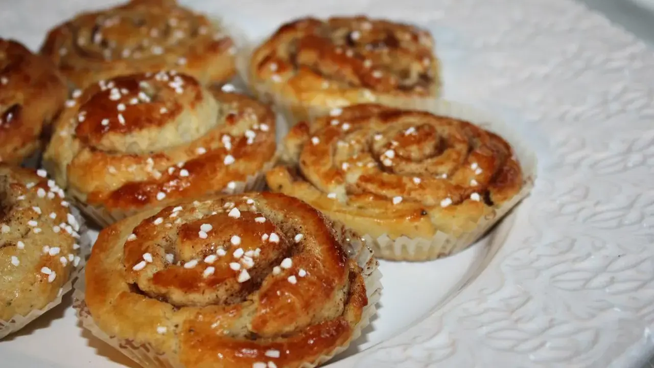 Nybakade kanelbullar med pärlsocker, redo att avnjutas. Ett perfekt kanelbullar recept för fikat.
