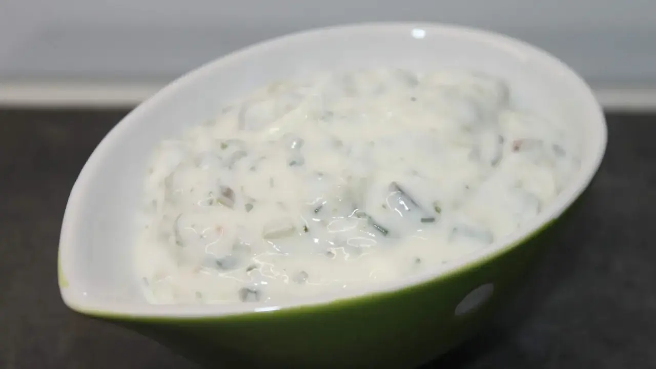 Krämig sås med örter i en grön skål, perfekt till fisk. Kanske skolans fisksås?
