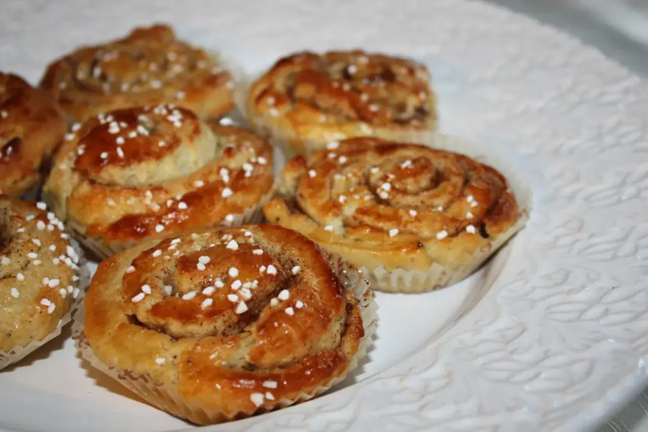 Nybakade kanelbullar med pärlsocker, redo att avnjutas. Ett perfekt kanelbullar recept för fikat.