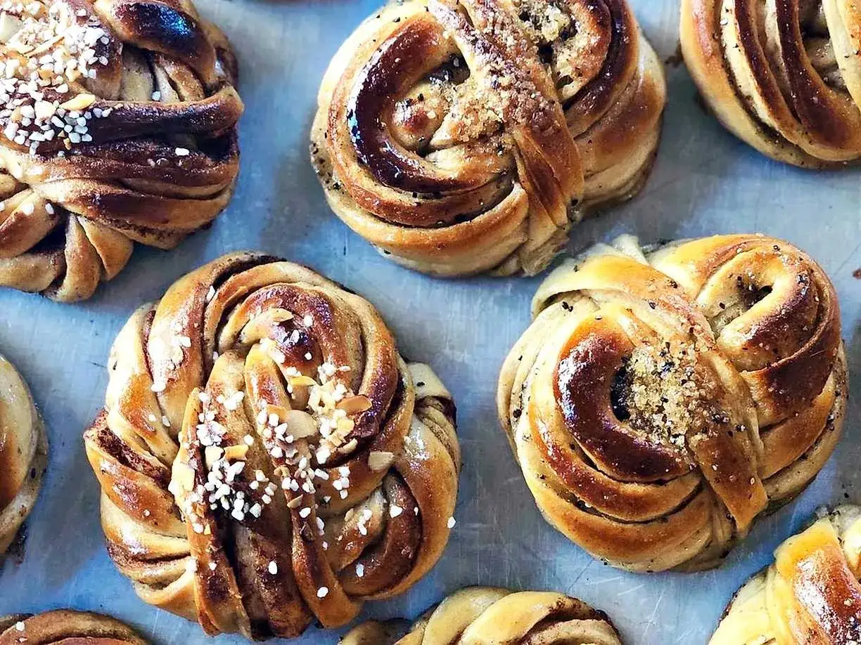 Nybakade kanelbullar med pärlsocker och mandel. Perfekt för ett kanelbullar recept.