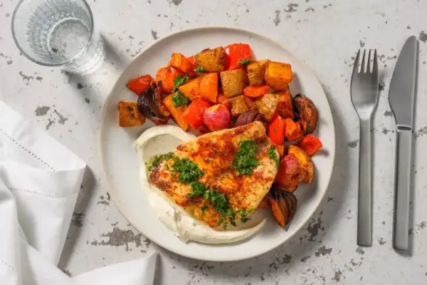 En tallrik med stekt kolja, krämig sås och rostade rotfrukter. Ett enkelt och gott kolja recept.
