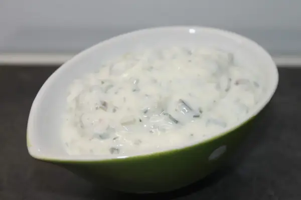Krämig sås med örter i en grön skål, perfekt till fisk. Kanske skolans fisksås?