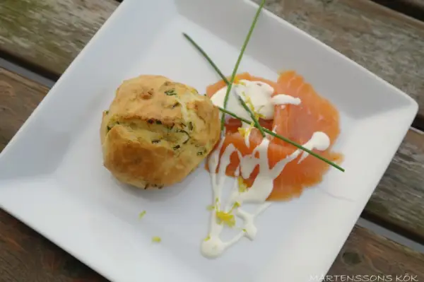 Matiga muffins med örter serveras med gravad lax, en klick gräddfil och citronzest.